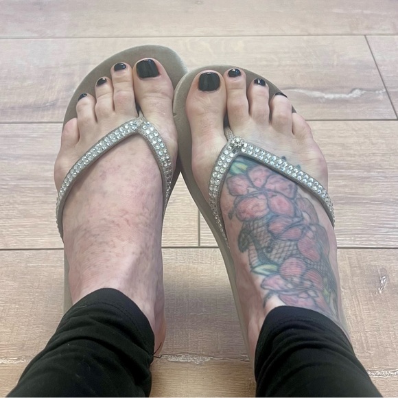 Well worn women’s sandals with normal wear. Women’s size 8. Yellow Box sandals - Picture 1 of 10